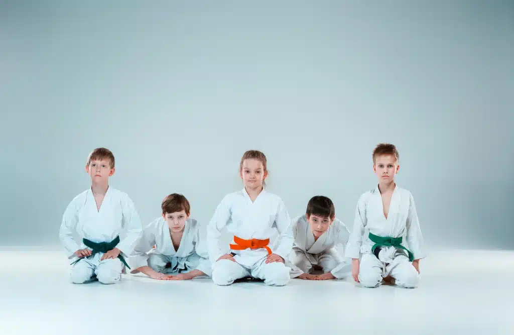 enfants en kimono en cours de judo