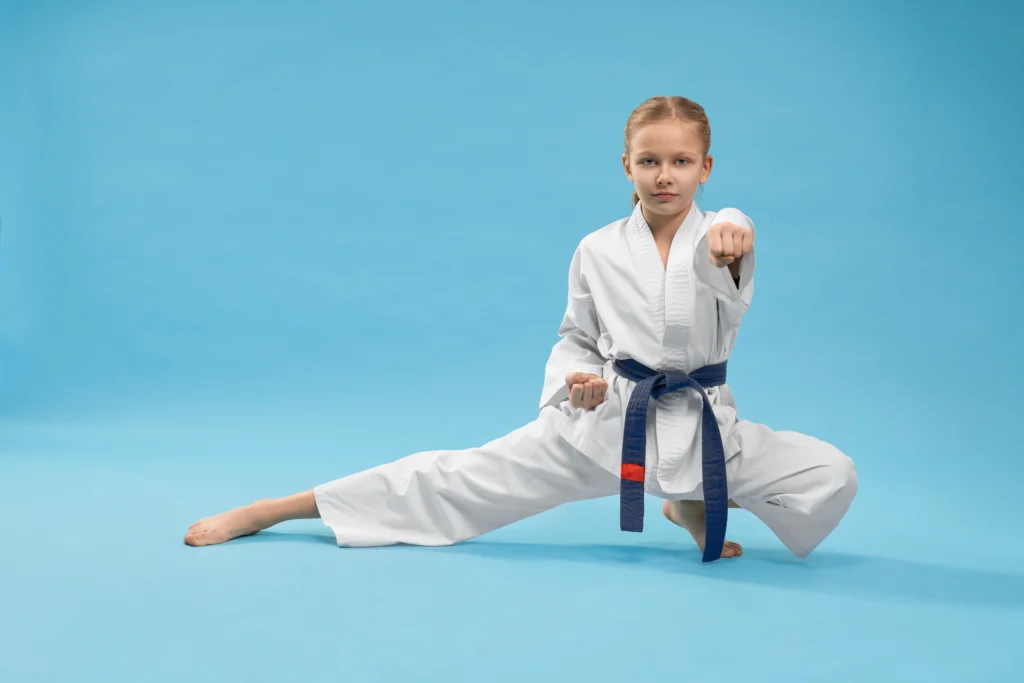 enfant fille qui fait du karaté