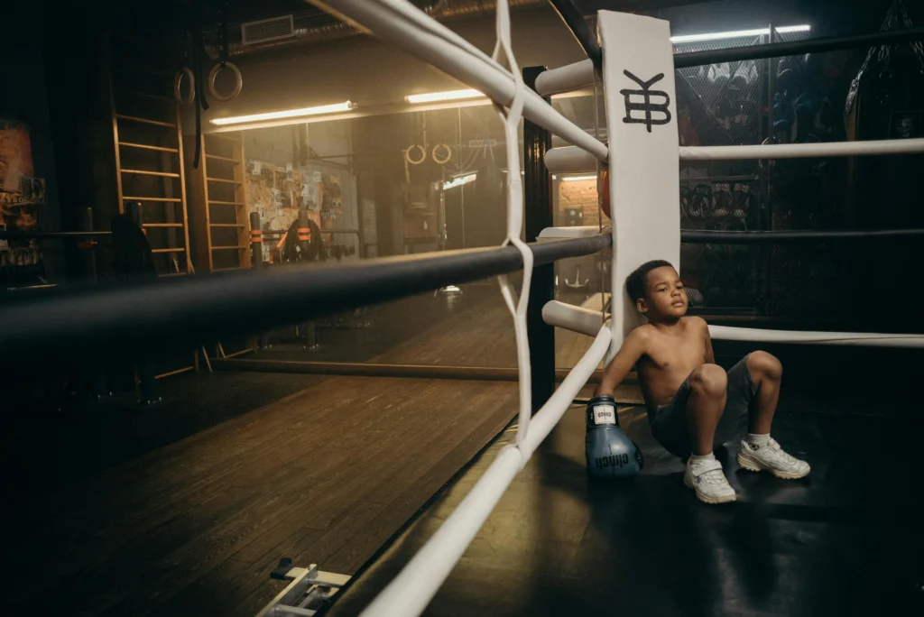 jeune garçon dans un ring de boxe