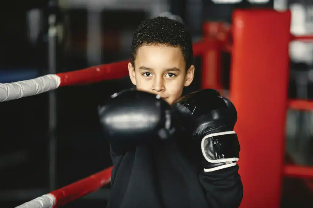 jeune garçon avec gant de boxe