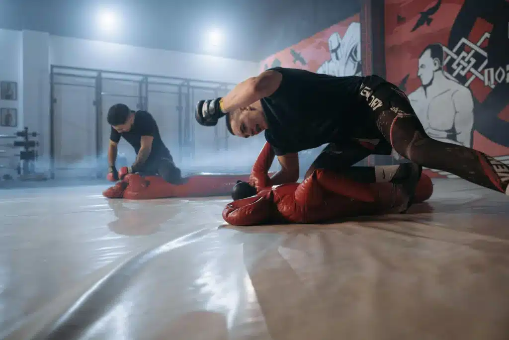 hommes qui s'entrainent au MMA