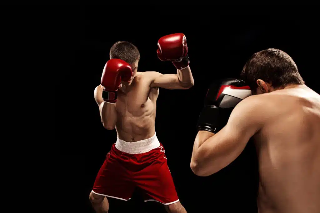 2 hommes pendant un combat de boxe