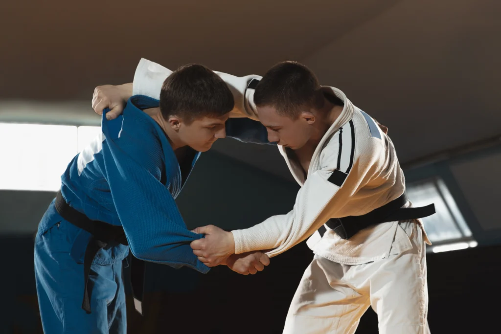 2 jeunes combattants d'arts martiaux